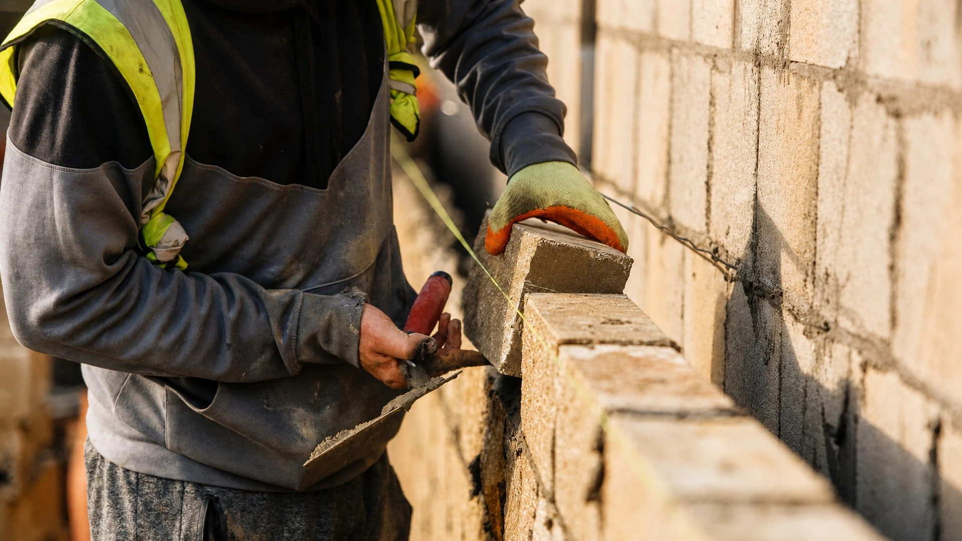 Chantier de restauration extérieur d'un mur en pierre calcaire